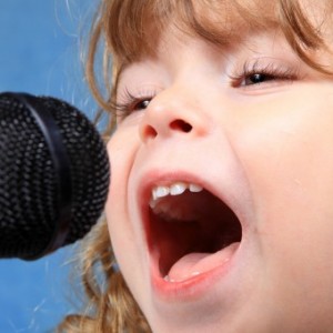 kid_sing_microphone